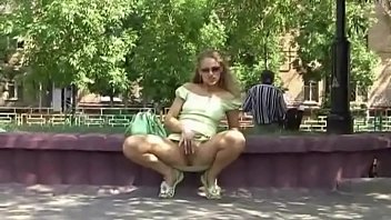 Gadis Rusia Tampil Telanjang Di Tempat Umum