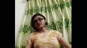 Desi Bos Seksi Yang Menggoda