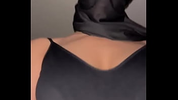 Gadis Arab Berhijab Mengelus-elus Payudaranya Dengan Lambat, Menyembah Tubuhnya Sendiri Dalam Kesendirian Yang Penuh Nafsu.