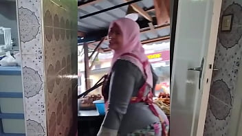 Perempuan Muslim Indonesia Berbadan Montok Dan Menggoda