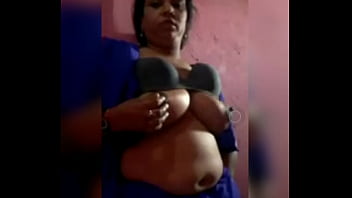 Desi Bhabhi Kesepian Yang Panas Menelepon Pacarnya Untuk Video Call Yang Menggoda