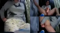 Gadis Muda Menggoda Bermain Dengan Mainan Dewasa