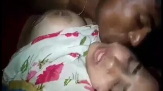 Gadis Seksi Menggoda Pria Miskin Untuk Menembus Vaginanya Dalam Video Panas Ala India