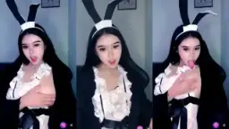Helena Mengulum Dan Mengisap Payudaranya Sendiri Dengan Nafsu