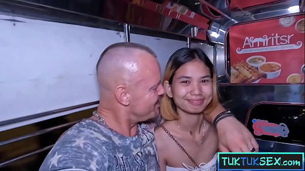 Gadis Thailand Mungil Dijemput Dengan Tuk Tuk Di Pattaya Untuk Aksi Ranjang Panas