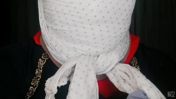 Gadis Berhijab Mengikat Diri Dengan Nafsu