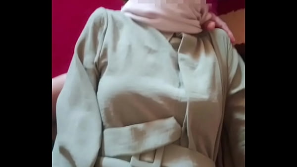 Adik Tiri Berhijab Dibongkar Saat Lebaran