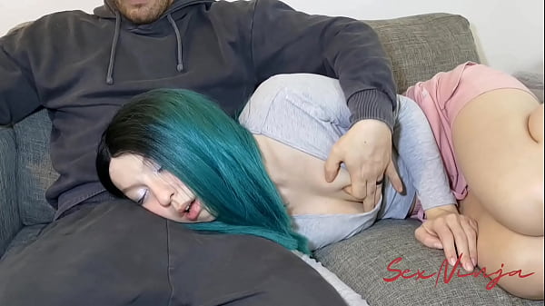 Hanya Ingin Rebah Di Pangkuan Kakak Tiriku Untuk Tidur Siang Yang Menggoda