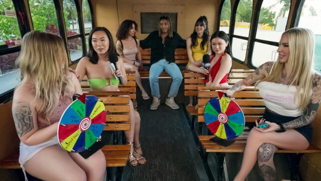 Duit Bicara, Cewek Cantik Langsung Nempel: Pesta Jalanan Reality Kings