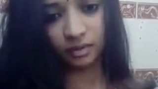 Istri Desi Priya Berpose Seksi Untuk Selfie Yang Menggoda