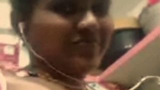 Pamer Payudara Seksi Desi Di Video Call Panas