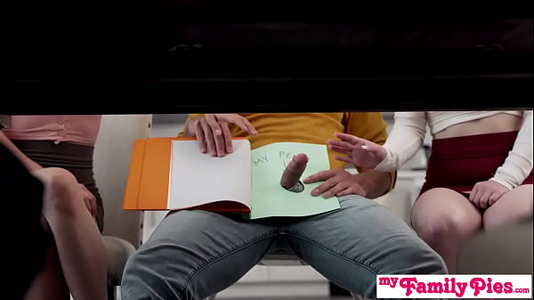 Duduklah Dengan Penis Kecilmu Dan Tunggu Sampai Kami Selesai Makan Hidangan Penutup, Ibu Tiri