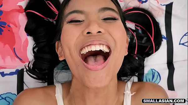 Gadis Asia Mungil Digilir Pria Bule