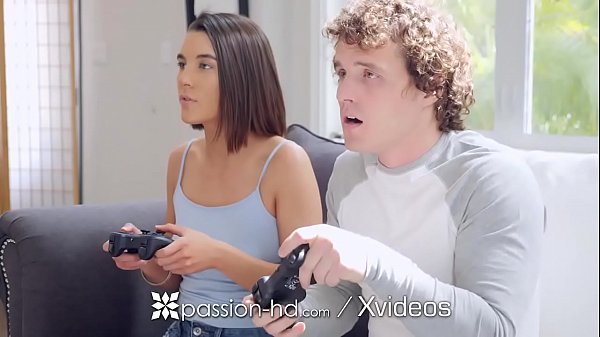 Kakak Tiri Gila Asmara: Main Game Bareng, Tapi Malah Main Di Ranjang!