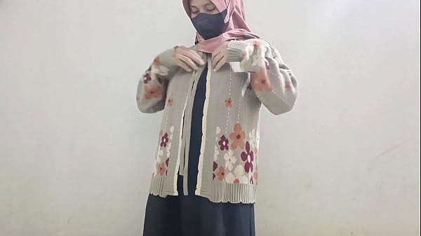 Nona Berjilbab Merangsang Diri Dengan Mentimun