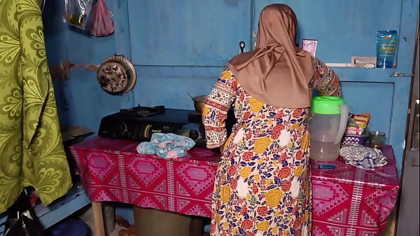 Menggoda Istri Teman Yang Sedang Sibuk Di Dapur