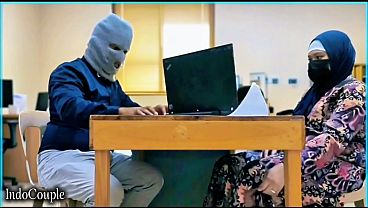 Istri Berhijab Yang Alim Ternyata Mesum, Digoyang Vibrator Oleh Selingkuhan Dari Kantor.