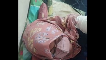 Tante Riani Mengulum Batang Keras Dan Merasakan Kenikmatan Yang Menggila