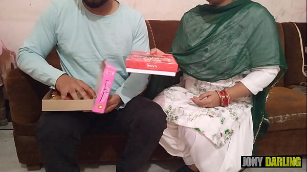 Diwali Ke Mauke Par Maami Ki Geeli Choot Mein Patakhe Fodkar Manaayi Raat Bhar Ki Masti
