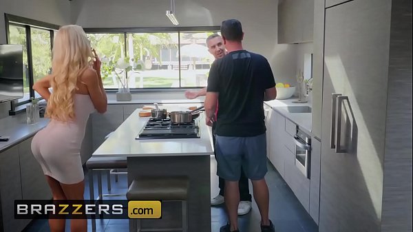 Cerita Istri Nyata – Courtney Taylor Dan Keiran Lee – Courtney Memberikan Bantuan Tangan Yang Menggoda