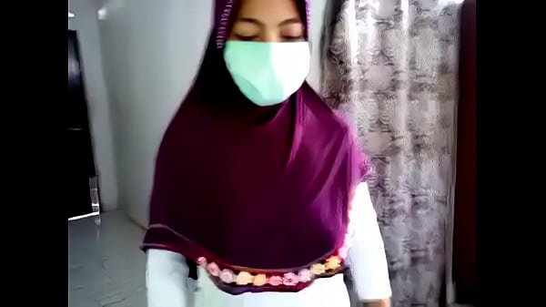 Jilbab Ketat Yang Menggoda Dan Memamerkan Lekuk Tubuh