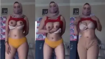 Cewek Akper Pamer Payudara Demi Pacar