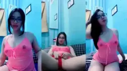 Lea Pamer Celah Dengan Uting Coklat Yang Menggoda