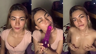 Mengulum Mainan Ungu Yang Menggoda