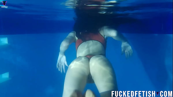 Helen Bintang, Pakaian Renang Seksi Malam Hari, Apnea Di Kolam