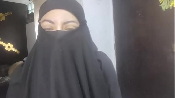 Istri Arab Amatir Yang Bergairah Muncrat Di Niqabnya Sambil Masturbasi Saat Suami Sedang Sholat