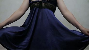 Gadis Indo Berdansa Dengan Jari, Celana Dalam Biru Menggoda Saat Jongkok