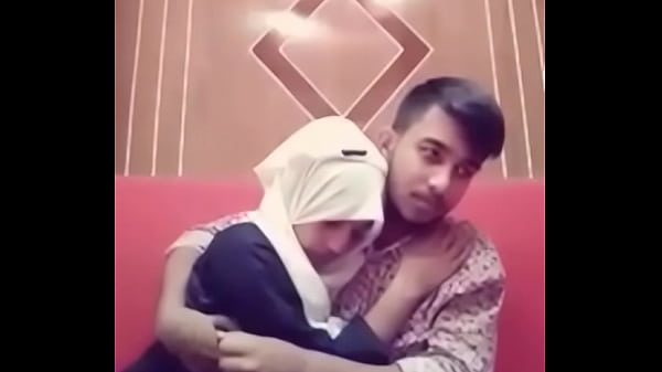 Pasangan Desi Mesra Berciuman Di Kamar Hotel
