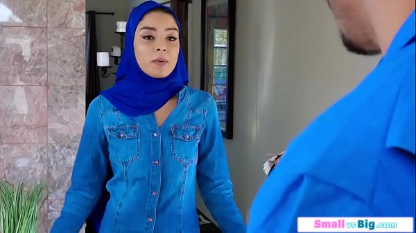 Gadis Arab Digilir Dua Pria Besar
