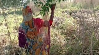 Desi Panas Di Kebun, Adik Ipar Dan Kakak Ipar Beradegan Intim Di Ladang