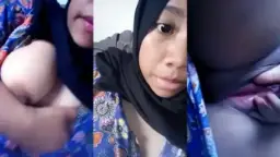 Gadis Berhijab Cantik Pamer Memek Montok Menggoda