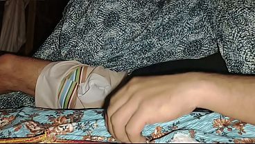 Mama Tiri Gue Tadi Malem Bikin Nagih, Gue Colokin Dua Jari Ke Memeknya Sampe Muncrat Air.