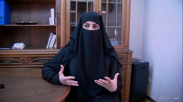 Kesepakatan Abad Ini Ditutup Dengan Ciuman Arab Berjilbab Yang Menggoda