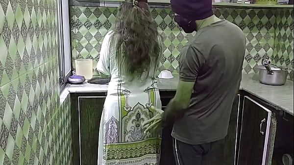 Bini Orang Lagi Sibuk Masak Di Dapur, Tiba-tiba Digocok Dari Belakang, Suara Hindi Panas Bikin Merem Melek.