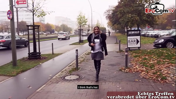 Gadis Turki Jerman Digetarkan Di Jalan, Dipaksa Untuk Kencan Seks Publik Yang Panas.