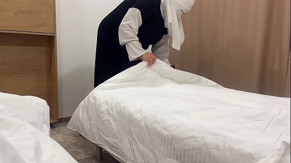 Pelayan Arab Menggoda Tamu Hotel Dengan Liang Sempitnya Di Kamar