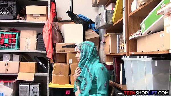 Remaja Arab Ketahuan Nyuri, Langsung Digebuk Sama Satpam, Berakhir Crot Di Dalem