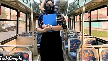 Istri Muslim Pulang Kampus Naik Bus Sendiri, Orang Asing Langsung Ngewein Dia Di Balik Hijab.