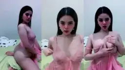 Pantat Montok Menggoda Host Ganteng Ini, Bikin Pengen Gigit.