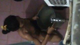 Tonton Video Pembantu India Mandi, Gaya Nakal Dan Bikin Greget.