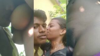 Video Mesum Pasangan India Selatan Di Semak-semak, Crot Di Luar