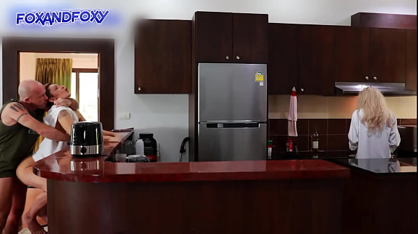 Nyaris Ketahuan Ngentot Kontol Dimasukin Ke Pantat Sambil Mertua Masak Sarapan.