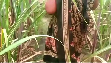 Ibu Dan Anak Tiri Ngentot Di Luar Rumah Kampung, Basah Kuyup Kena Liur Nafsu.