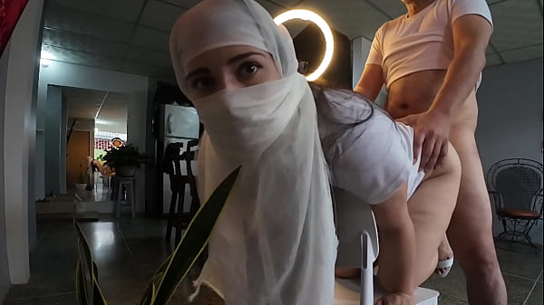 Cewek Hijab Taat Agama Dihajar Keras Sampai Maninya Muncrat Di Bokongnya.