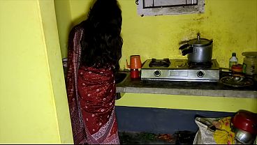 Devar Ngeliat Bhabhi Sendirian Di Dapur, Langsung Hajar Memeknya Sampai Basah.