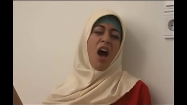 1101689 Cewek Arab Berhijab, Siap Dibuka Perlahan.